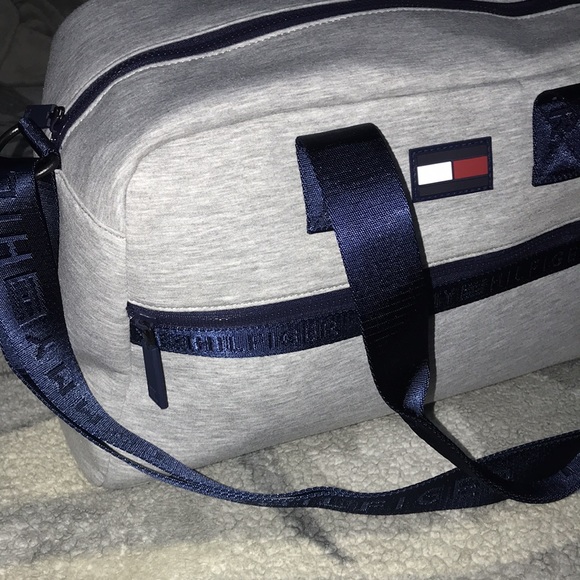 Tommy Hilfiger Men’s Small Duffel Bag🆕 - Picture 2 of 14